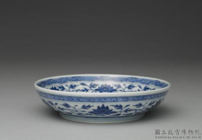 图片[2]-Dish with Indian lotus scrolls in underglaze blue, Qing dynasty, Qianlong reign (1736-1795)-China Archive